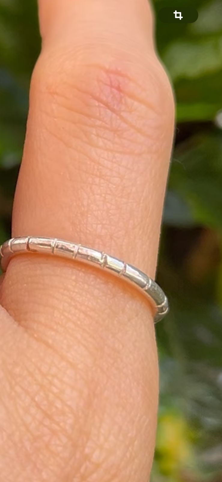 Anillo delgado con cortes de diseño