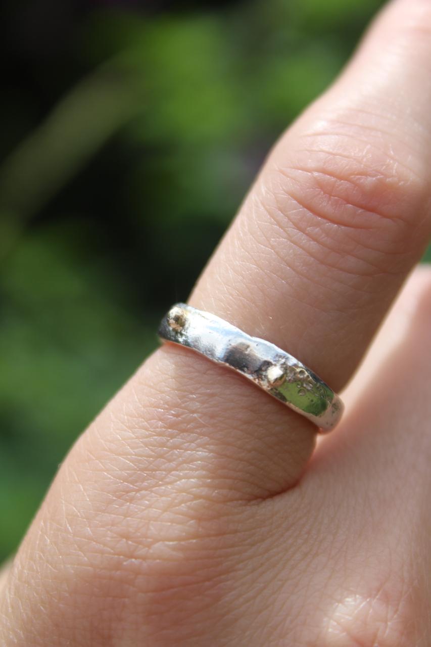 Anillo con puntos de oro de 10k